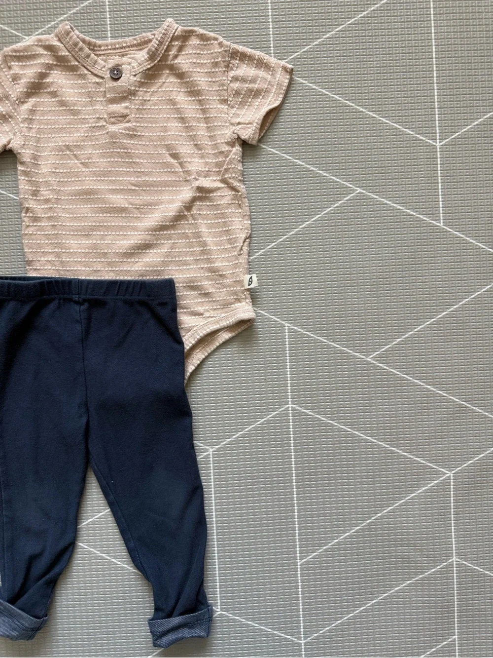 Easy Peasy|Baby gender neutral set,textured Beige Onesie & Navy Pants•••12-18M - Picture 4 of 7